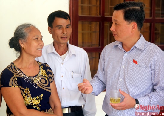 Ông Lê Quang Huy trao đổi với cử tri.