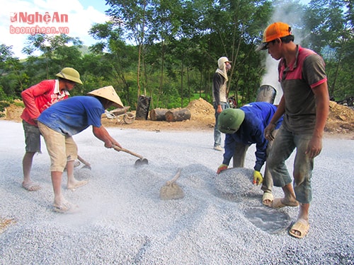 Công nhân của đơn vị thi công Công ty TNHH Tân Hưng thi công trên tuyến đường Tam Thái - Tam Hợp.