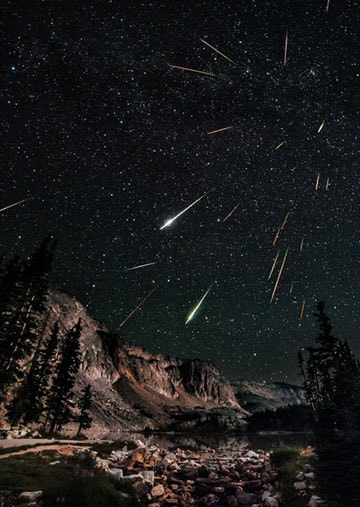 Mưa sao băng Perseids được nhiếp ảnh gia ghi lại năm 2012.