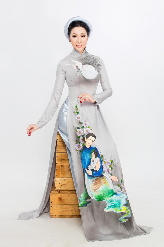 Trọn vẹn là tên bộ sưu tập áo dài truyền thống mà Trịnh Kim Chi vừa thể hiện. Các thiết kế được lấy ý tưởng từ tình mẫu tử thiêng liêng.
