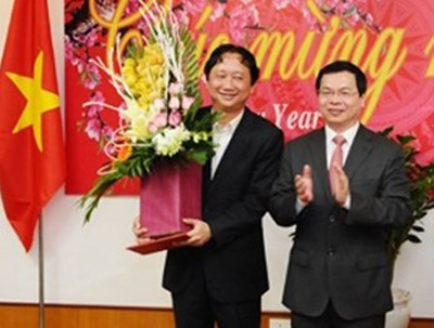 Sau khi lãnh đạo PVC gây thua lỗ lớn, ông Trịnh Xuân Thanh - Chủ tịch PVC đã được luân chuyển về Bộ Công Thương. Trong ảnh, ông Thanh nhận bó hoa chúc mừng của ông Vũ Huy Hoàng khi đó là Bộ trưởng.