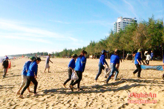 Đoàn viên thanh niên và hội viên Hội cựu chiến binh thị xã tham gia nhặt rác, đất đá, rác thải xây dựng từ đảo Lan Châu đến bãi tắm Cửa Hội với chiều dài trên 7 Km.