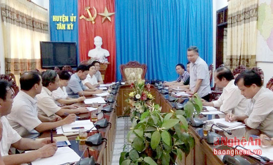 Đồng chí Lê Bá Hùng - Ủy viên BCH Đảng bộ tỉnh, Trưởng Ban Dân vận Tỉnh ủy làm việc với lãnh đọa huyện Tân Kỳ.