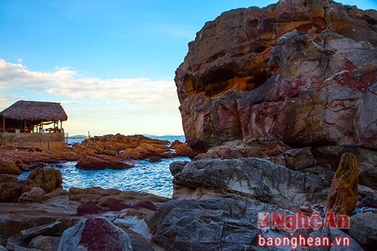 Cho đến tận bây giờ, xung quanh bãi đá Quỳnh Lập cũng chỉ có vài ba hàng quán của người dân tự phát phục vụ chủ yếu người dân trong làng. Nhưng có lẽ cũng chính vì nằm ở sâu trong làng, ít ai biết đến, nên bãi đá vẫn vẹn nguyên dáng vẻ hoang sơ màu nước và đá núi bào mòn.