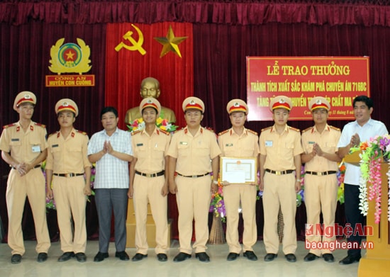 Lãnh đạo huyện Con Cuông trao thưởng cho Ban chuyên án.
