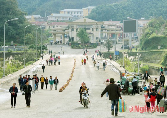 Hoạt động giao thương và khách du lịch Kỳ Sơn xuất, nhập cảnh qua Cửa khẩu quốc tế Nậm Cắn.