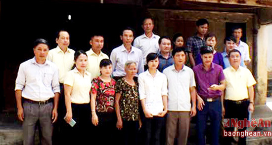 Đại diện Công ty CP Tập đoàn VPA, Công ty CP xây dựng 482 trao quà cho em Nguyễn Thị Hòa, 