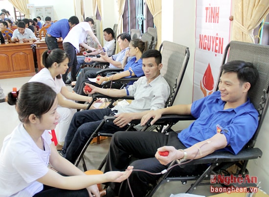 Đoàn viên thanh niên Khối Doanh nghiệp Nghệ An tham gia hiến máu nhân đạo.
