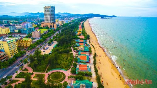 Mặc dù chịu ảnh hưởng của sự cố môi trường biển ở 4 tỉnh miền Trung nhưng doanh thu ngành dịch vụ của thị xã Cửa Lò vẫn đạt trên 1.328 tỷ đồng. Ảnh Sỹ Minh.