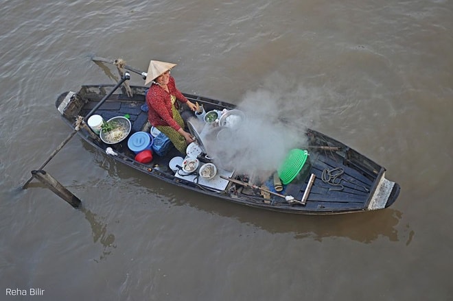 Việt Nam là một trong những nước sông Mekong chảy qua. Dường như nhiếp ảnh gia nào cũng hào hứng khi đến vùng đồng bằng sông Cửu Long, khám phá những con người bản địa thân thiện, các hoạt động buôn bán trên sông. Ảnh của tác giả Reha Billr. 