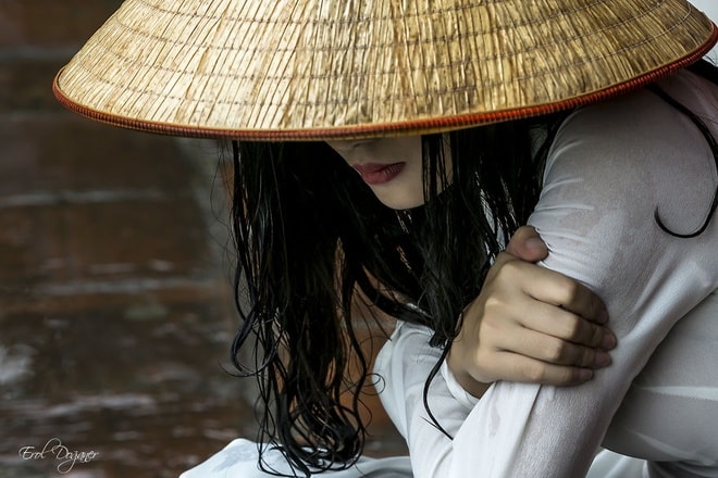 Chuyến đi 16 ngày kết thúc có phần tiếc nuối vì các nhiếp ảnh gia vẫn mong muốn có thêm nhiều thời gian hơn để chụp ảnh về Việt Nam. Một góc nhìn khác về thiếu nữ Việt trong tà áo dài trắng và nón lá của nhiếp ảnh gia Erol Doganer. 