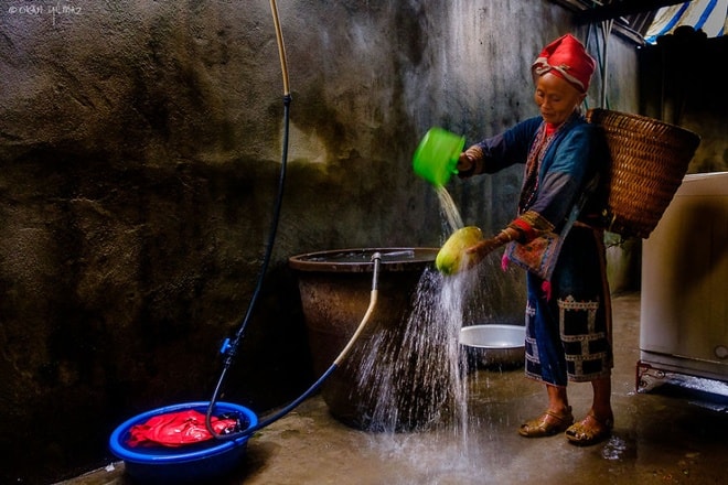 Hành trình của các nhiếp ảnh gia có dừng tại Sa Pa, một điểm du lịch nổi tiếng với núi non trùng điệp, ruộng bậc thang và sự đa dạng về văn hóa của các dân tộc thiểu số. Ảnh một bà mẹ dân tộc rửa hoa quả của Okan Yilmaz. 