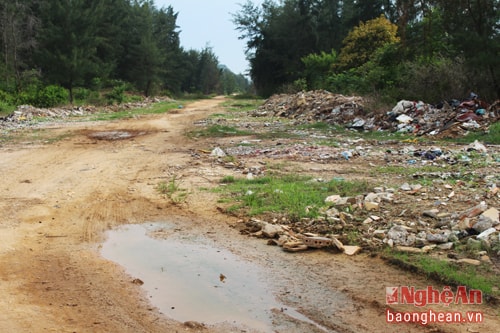 Đoạn đê biển qua xã Quỳnh Lương dở dang công trình, trở thành nơi tập kết rác thải gây ô nhiễm môi trường.