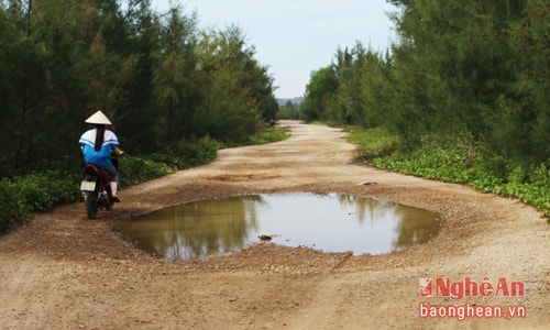 Những chiếc hố sâu giữa đường trở thành cái bẫy cho người đi đường.