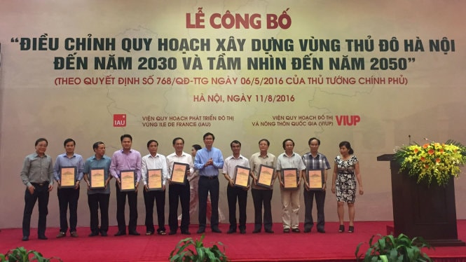 Lãnh đạo Bộ Xây dựng và các địa phương công bố quy hoạch vùng thủ đô - Ảnh: LÂM HOÀI