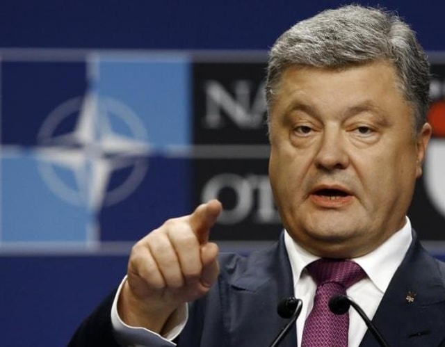 Tổng thống Ukraine Petro Poroshenko đã chỉ thị cho tất cả các đơn vị quân sự gần Crimea và vùng phía đông khu vực Donbass trong tình trạng báo động cao nhất.