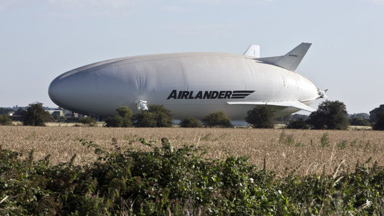Cận cảnh chiếc máy bay lai khí cầu lớn nhất thế giới. Ảnh: South Beds News Agency, Geoff Robinson, PA