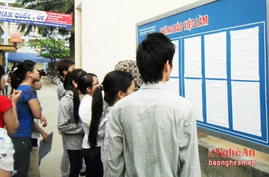 Lao động tìm việc tại Trung tâm dịch vụ việc làm tỉnh.