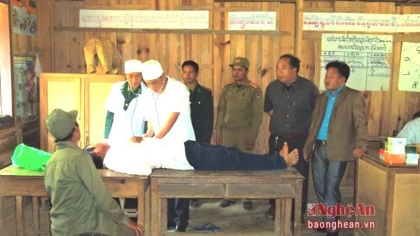 Quân y đồn biên phòng Cửa khẩu Nậm Cắn khám, chữa bệnh cho dân bản Loọng Quặng (Lào).