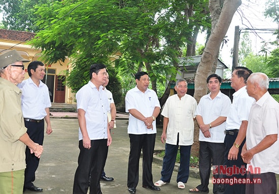 Đồng chí Nguyễn Xuân Đường-Phó Bí thư Tỉnh ủy-Chủ tịch UBND tỉnh chủ trao đổi với các cử tri