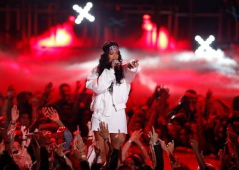 Rihanna trình diễn bùng nổ tại lễ trao giải VMA 2014. Ảnh: Reuters