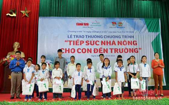 Trao học bổng cho học sinh nghèo vượt khó học giỏi của huyện Quỳnh Lưu