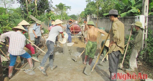 Khí thế bà con tham gia làm đường GTNT ở xã 135 Nghĩa Đức ( Nghĩa Đàn), ảnh minh thái