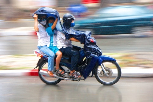 sai-gon-mua-mua-trong-mat-du-khach-nuoc-ngoai-8
