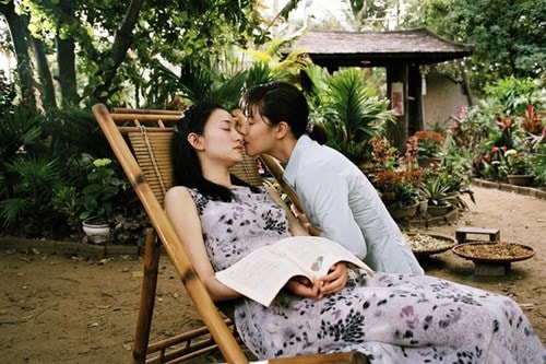 Các mỹ nhân châu Á nổi tiếng với cảnh yêu đồng giới - ảnh 11