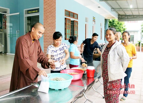 Chương trình phát cháo mỗi tháng thực hiện 1 lần dưới sự hướng dẫn của Đ.Đ Thích Tuệ Minh 