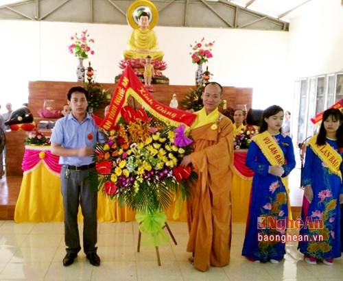 Công an tỉnh tặng hoa tại chùa Càn Môn, Thị xã Hoàng Mai