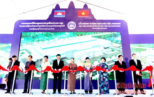 Vinamilk vừa khánh thành nhà máy sữa Angkor Milk 23 triệu USD tại Campuchia tháng 5 vừa qua. Đây là nhà máy sản xuất sữa đầu tiên tại xứ sở chùa tháp.