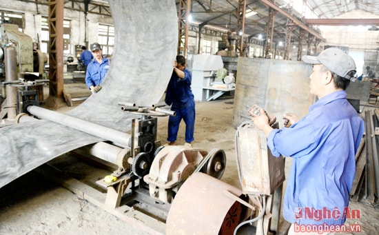 Vận hành hệ thống máy uốn tôn tại Nhà máy 250 Phủ Quỳ