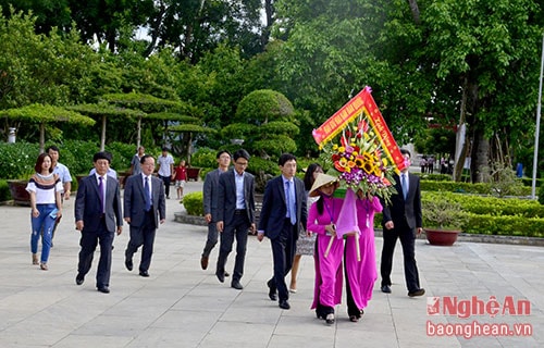 Đoàn công tác Đại sứ quán Hàn Quốc tại Việt Nam dâng hoa tại Khu Di tích Kim Liên.