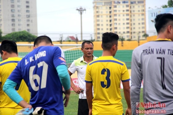 1.Đón tiếp FLC Thanh Hóa tại vòng 20 V.League 2016, SLNA sẽ không có được sự phục vụ của trung vệ Quế Ngọc Hải. Và nhiều khả năng, BHL SLNA sẽ phải tính đến phương án mang tên Phạm Thế Nhật.