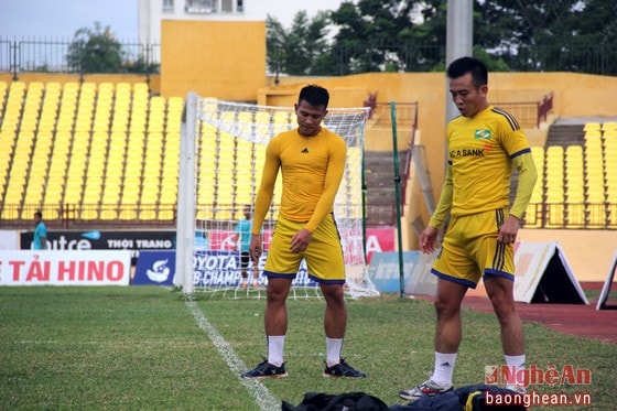 Ngoài trung vệ kỳ cựu Phạm Minh Đức và Trần Đình Hoàng đang phải nghỉ dài hạn để điều trị chấn thương, danh sách chấn thương của SLNA còn có thêm trung vệ Phạm Mạnh Hùng và tiền vệ Hồ Sỹ Sâm. Đồng thời, tiền đạo Nguyễn Viết Nguyên cũng chưa thể thi đấu vì chưa hoàn toàn bình phục.