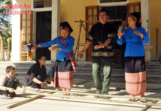 3.Nghệ nhân Lương Văn Nghiệp (giữa) và điệu múa sạp nhịp nhàng