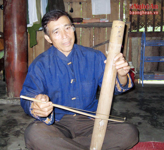 Ông Lương Văn Nghiệp chơi  xi xờ lò, cũng là loại nhạc cụ đặc trưng của dân tộc Thái.