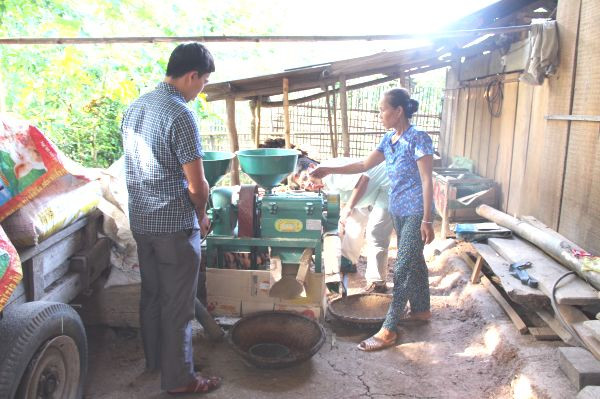 Cán bộ phòng Dân tộc huyện Tương Dương khảo sát hiệu quả sử dụng máy xay xát của hộ dân ở bản Can, xã Tam Thái.