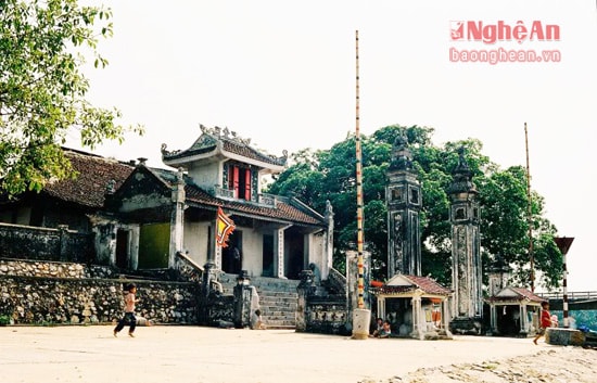 Từ năm 1312, Trần Anh Tông sắc phong lập đền Cần Hải, tên Nôm ngày xưa là Càn, đến đời Lê - Trịnh, vì phạm húy, đổi là Cờn. Từ đó gọi tên cửa sông là cửa Cờn. Đến thời vua Lê Thánh tông, 1472, đền tiếp tục được xây dựng thêm 2 tòa khiến di tích trở nên uy nghi