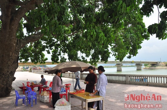 Không chỉ che bóng cho đền thiêng, gốc vông đại thụ còn vươn bóng ra tận sát sông Giang, che mát cho cả những khách xa hành lễ