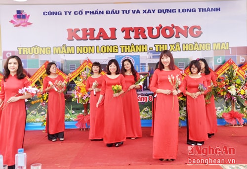 Tiết mục văn nghệ của giáo viên trường mầm non Hoàng Diệu (TP Hà Nội) chúc mừng lễ khai trương trường mầm non Long Thành.