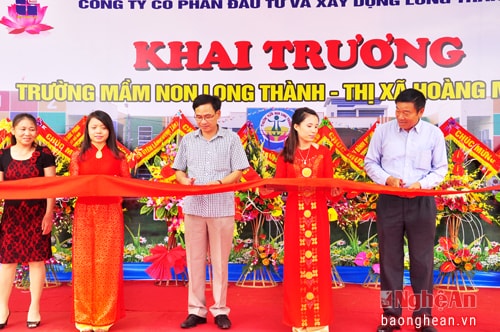 Lãnh đạo thị xã Hoàng Mai, Công ty CP đầu tư Long Thành cắt băng khánh thành trường mầm non Long Thành.