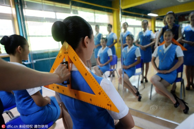 Thậm chí giảng viên còn dùng thước đo để chỉnh lưng thẳng cho học viên.