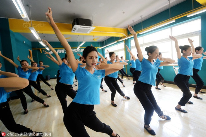Giờ học múa của các nữ tiếp viên tương lai. Múa là một phương pháp rèn luyện, giữ cơ thể mềm dẻo, đảm bảo sức khỏe cho tiếp viên.