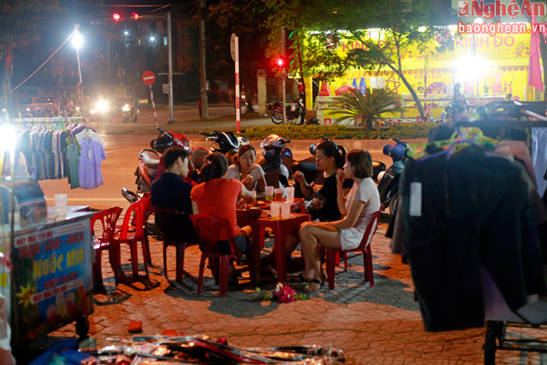 Những buổi tụ tập bàn bè bên cốc trà đá, đĩa hướng dương là những nét sinh hoạt đời thường nơi phố thị