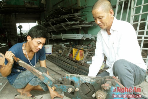 CCC Trương Hữu Cầu truyền nghề cho các học viên đang theo học tại xưởng cơ khí.