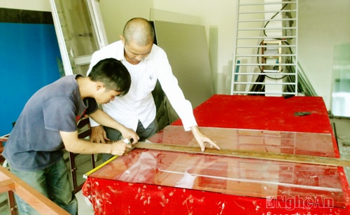 Dạy nghề cho học viên đang theo học tại xưởng cơ khí.