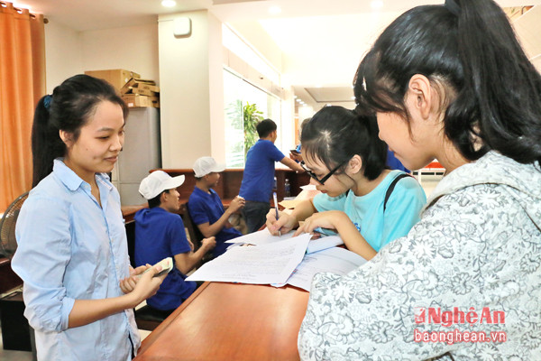 Thí sinh đến nộp hồ sơ tại Trường Đại học Vinh