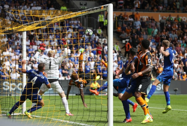 Pha làm bàn của Abel Hernandez (Hull City) là một tuyệt phẩm